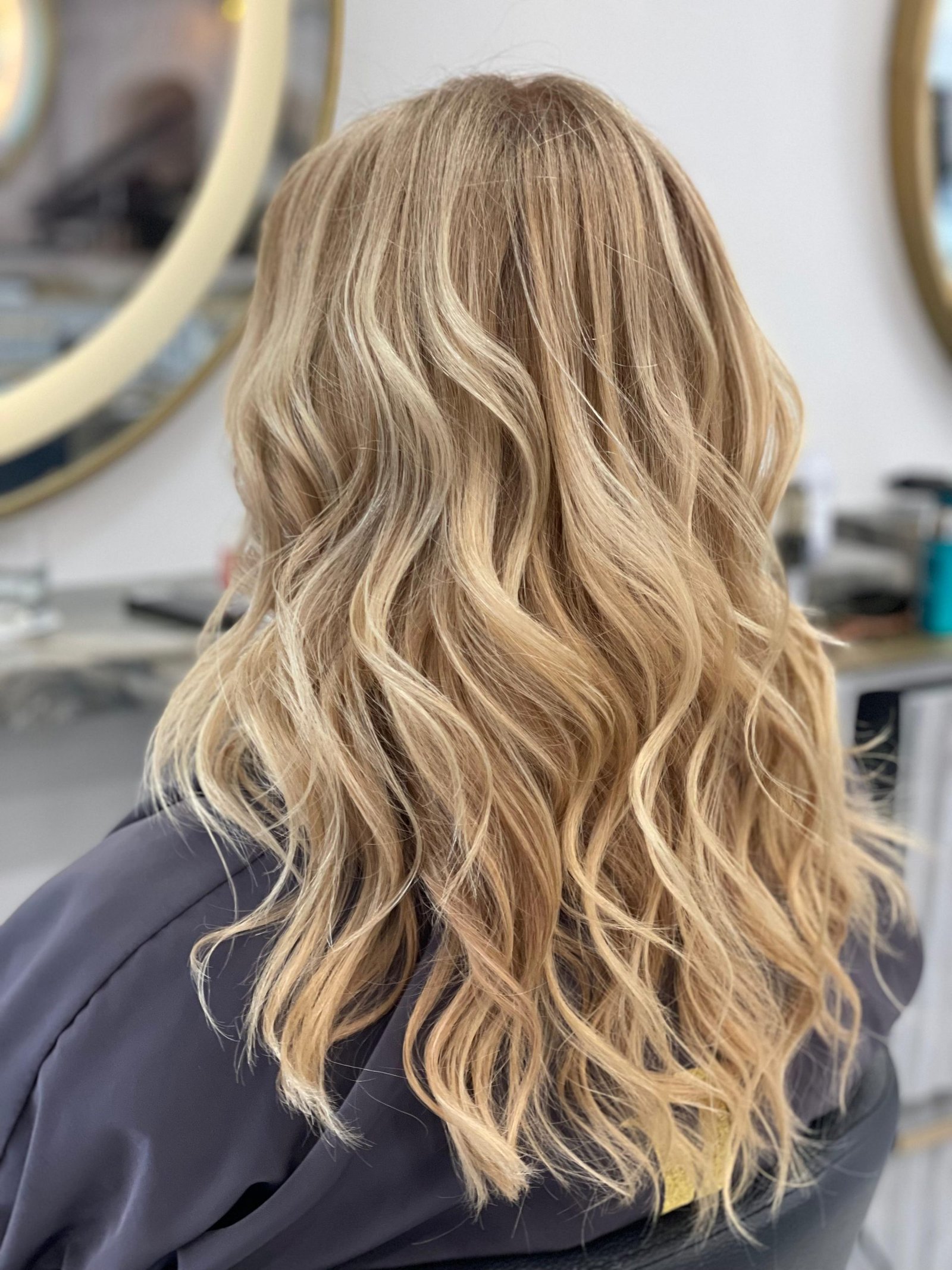 Long dimensional blonde waves